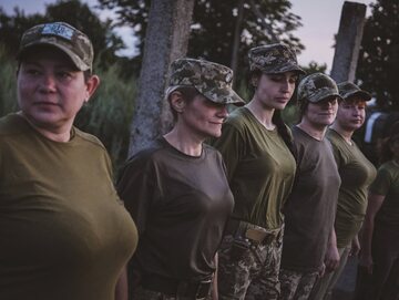Kobiety na ćwiczeniach 128 Brygady Szturmowej
