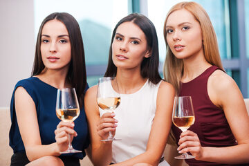 Kobiety z kieliszkami wina