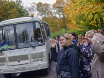 Kobiety żegnają mężczyzn powołanych na wojnę (okolice Moskwy)