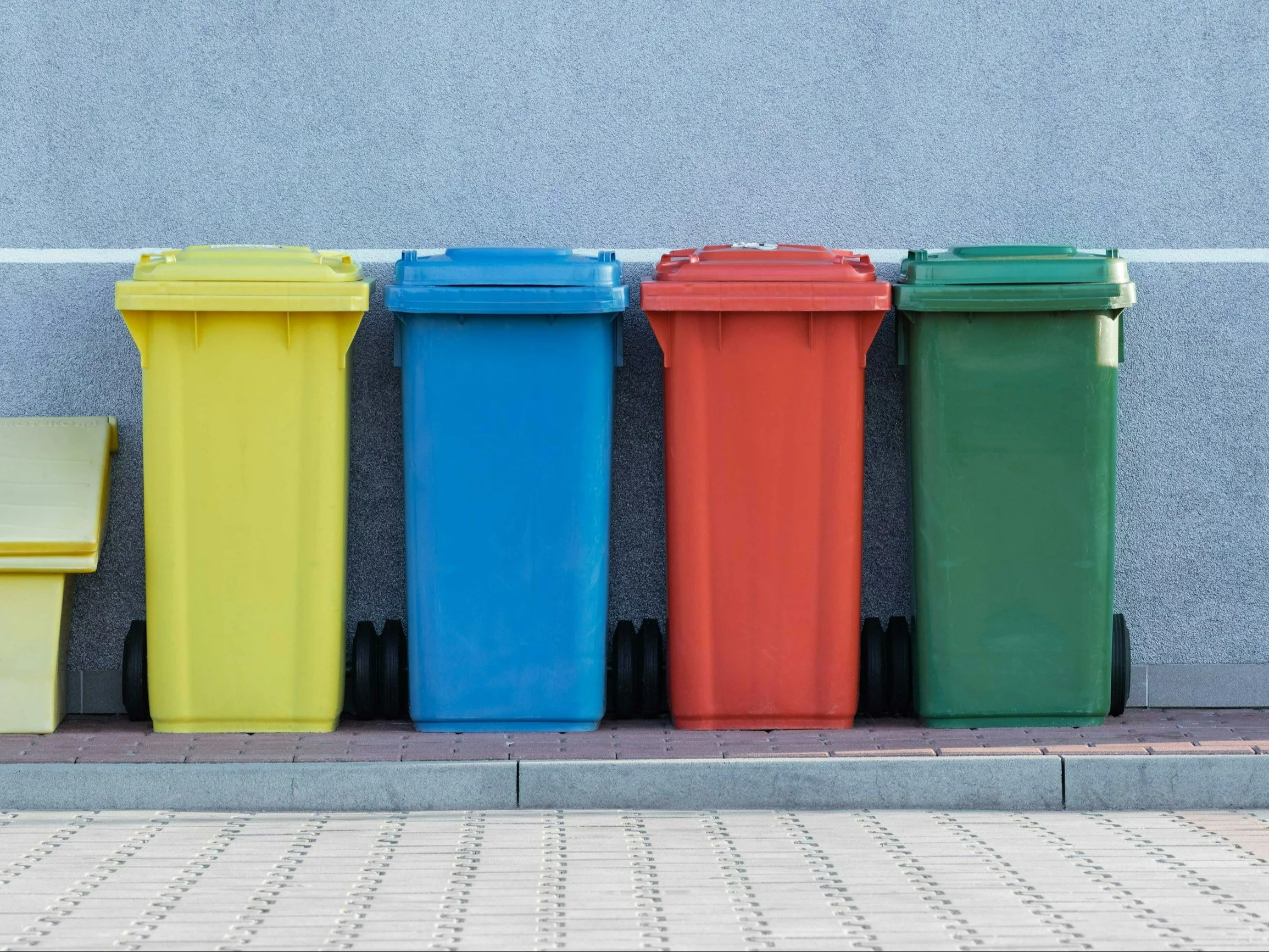 Segregacja odpadów – kolorowy kubły na śmieci