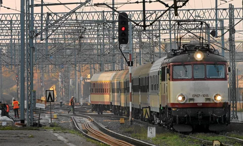 Związkowcy oczekują, że wiceminister transportu Andrzej Massel, z którym mają się dziś spotkać, powie, jak resort widzi przyszłość przewozów pasażerskich w Polsce Archiwum