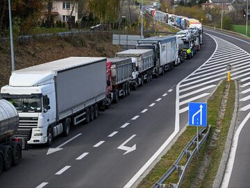 Kolejka ciężarówek o długości prawie 30 km w Radymnie, 10 listopada