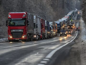 Kolejka ciężarówek przed przejściem granicznym w miejscowości Hrebenne