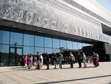Kolejka przed nowym gmachem Muzeum Historii Polski