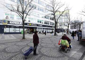 Kolejka przed supermarketem w Niemczech