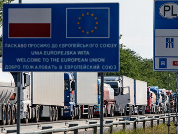 Kolejka samochodów czekających na odprawę na przejściu granicznym z Ukrainą w Dorohusku-Jagodzinie