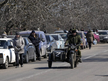 Kolejna próba ewakuacji cywilów z Mariupola. Odbywa się pod nadzorem prorosyjskich separatystów. Zdjęcie z 19 marca