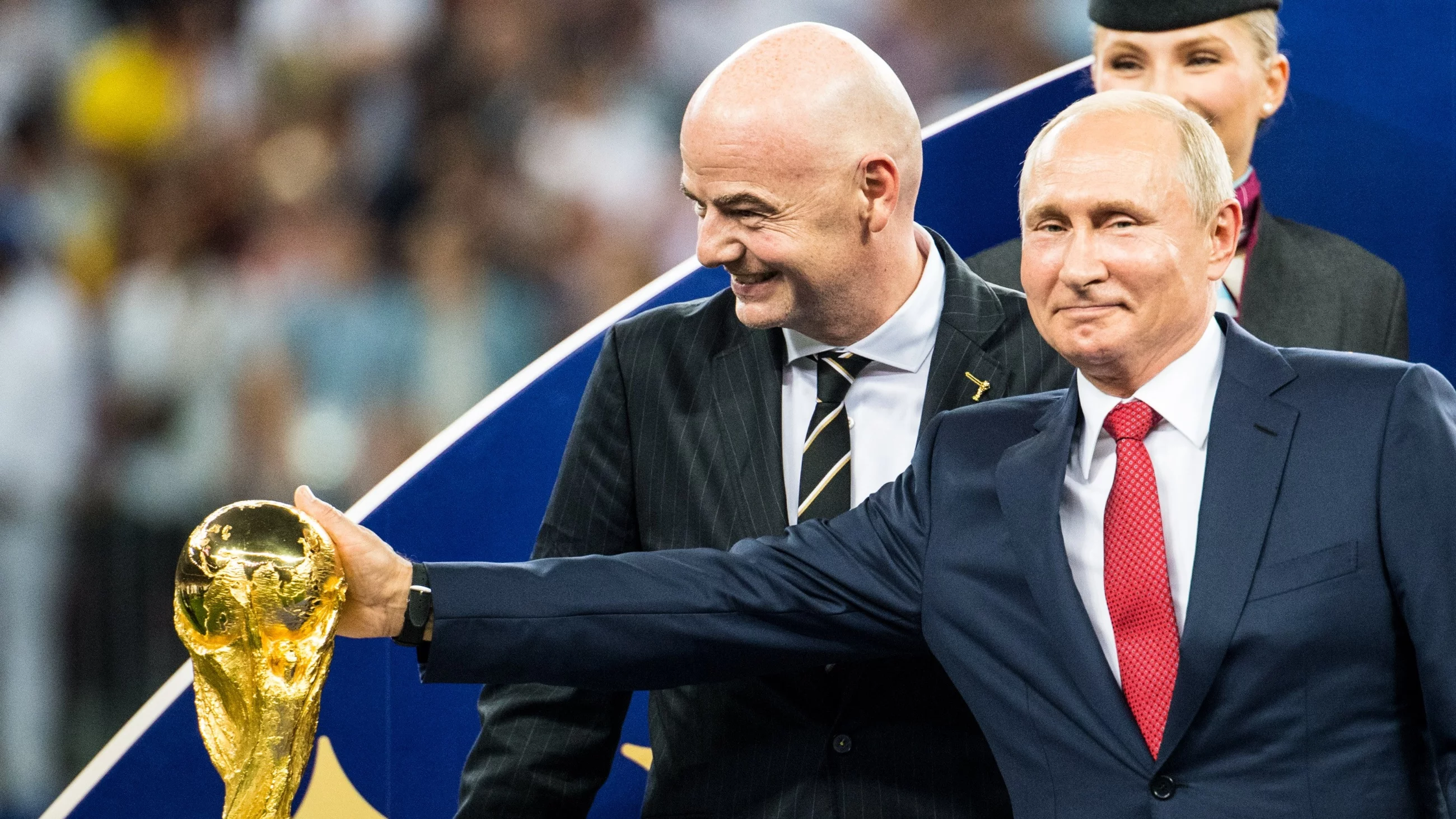 Gianni Infantino (L) i Władimir Putin (P)