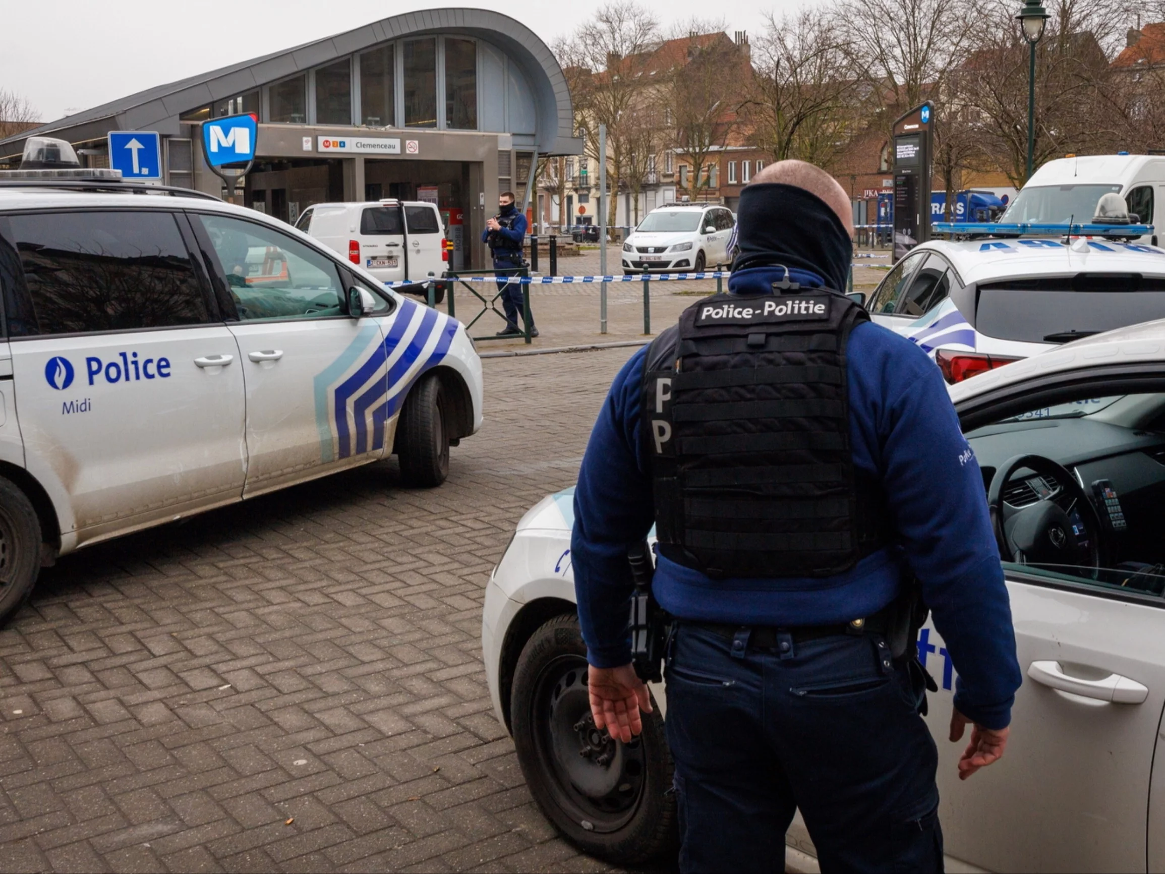 Funkcjonariusz belgijskiej policji w trakcje obławy po środowej strzelaninie w Brukseli