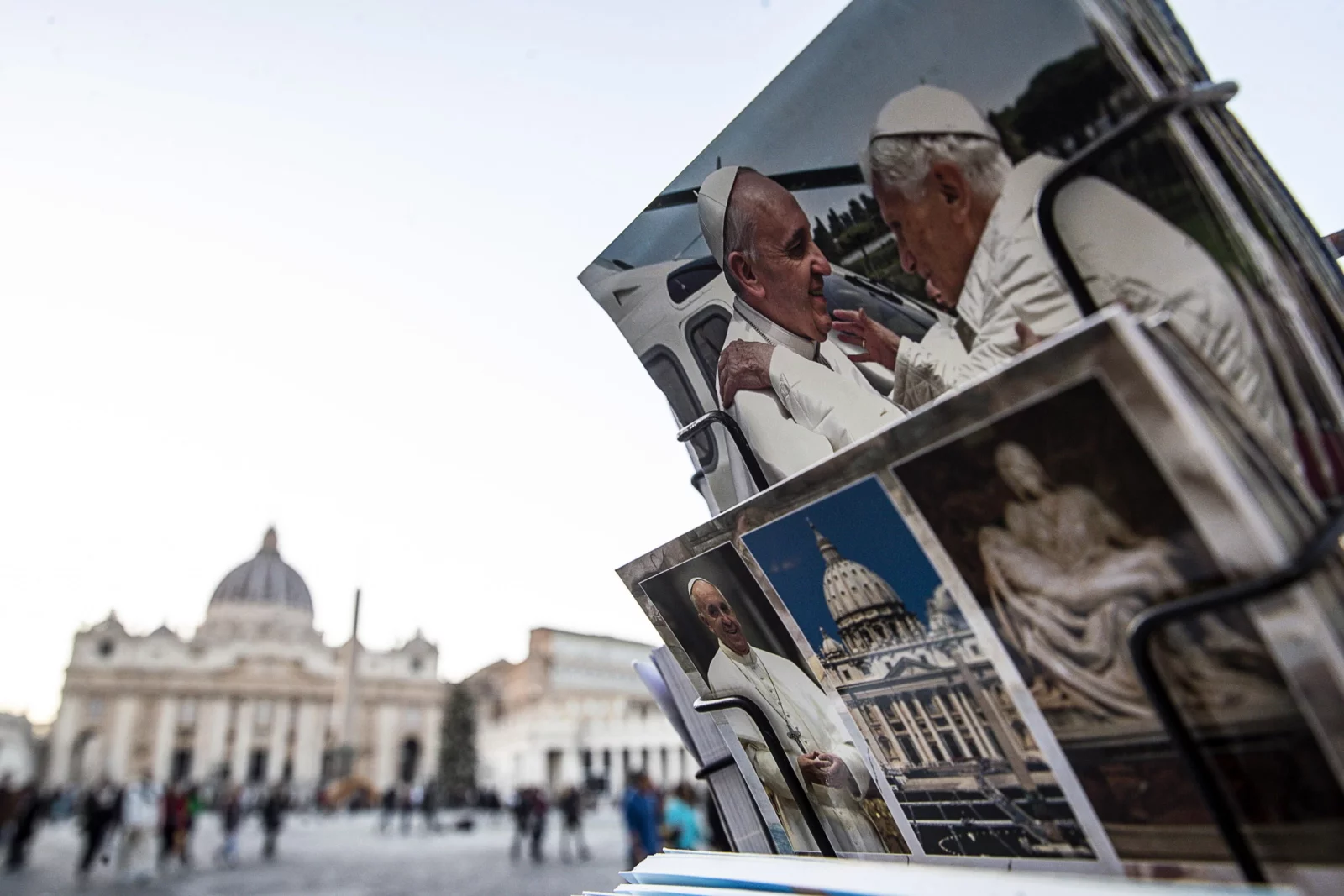 Pocztówka z papieżem Franciszkiem i Benedyktem XVI sprzedawana na placu św Piotra