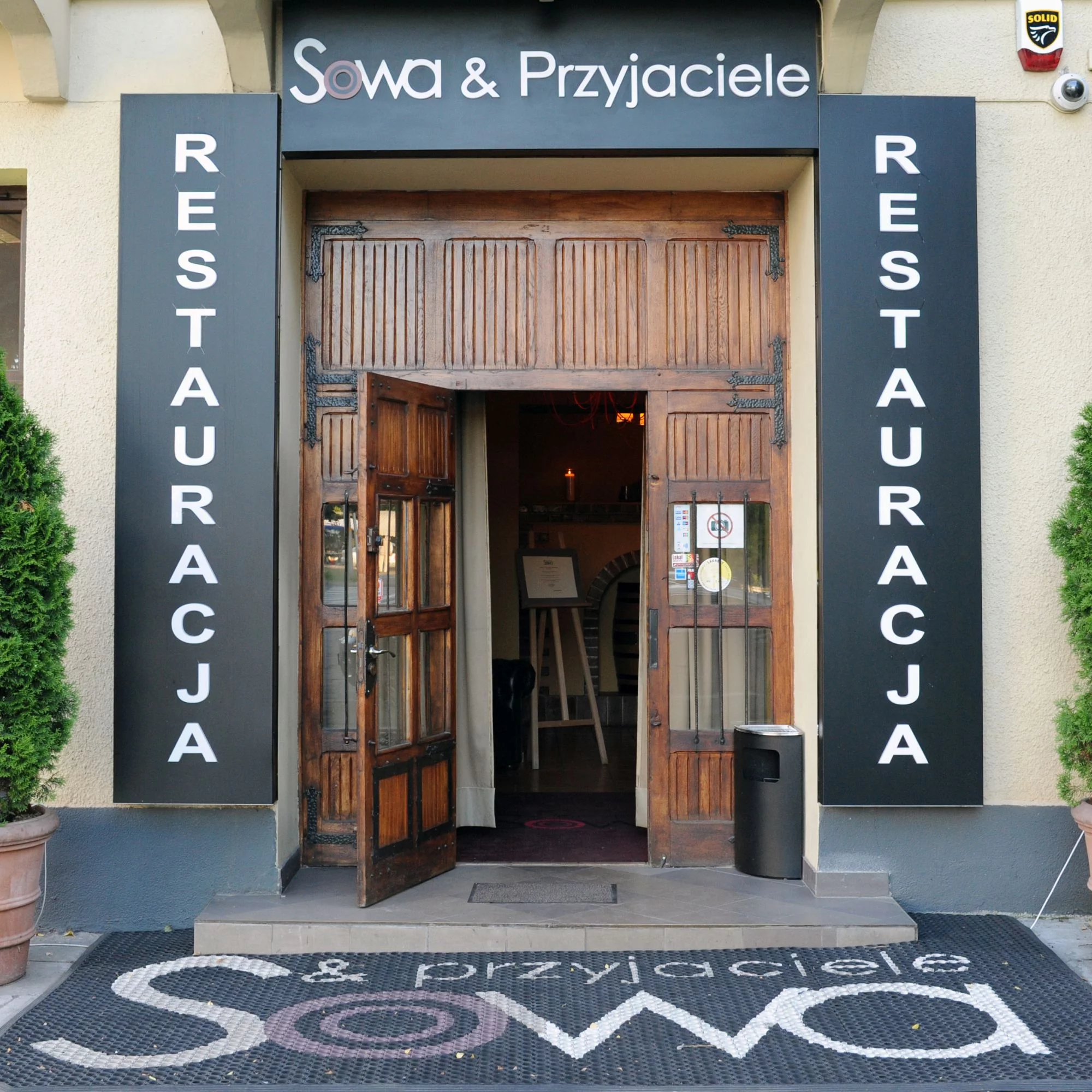 Wejście do restauracji Sowa i Przyjaciele