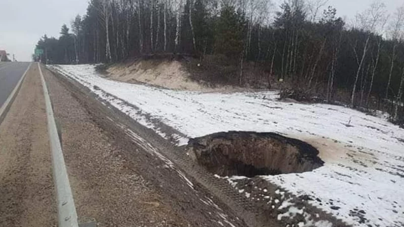 Dziura przy obwodnicy Bolesławia