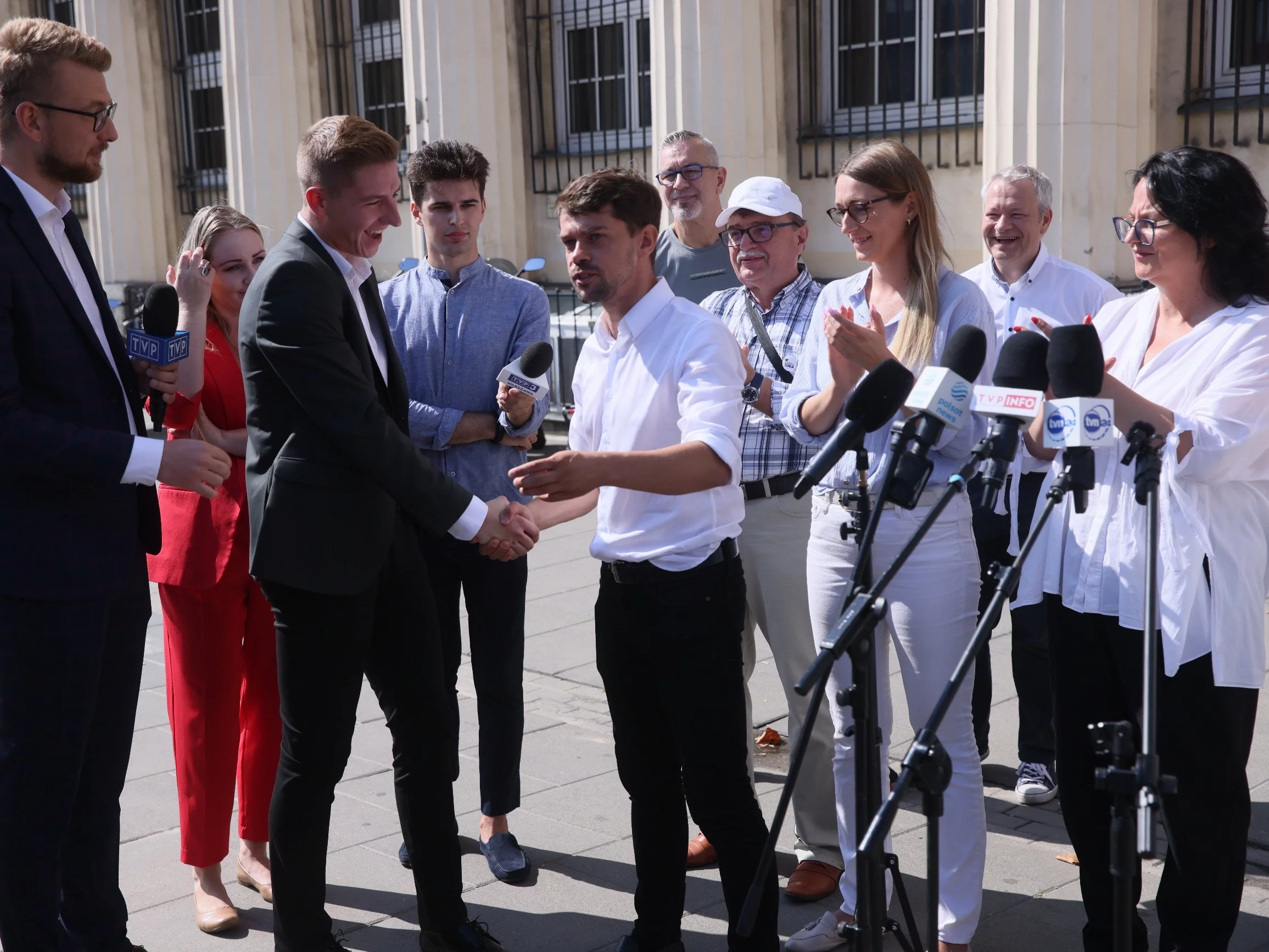 Kampania wyborcza do parlamentu 2023. Lider AgroUnii Michał Kołodziejczak i rzeczniczka prasowa AgroUnii Natalia Żyto podczas konferencji prasowej przed siedzibą Telewizji Polskiej w Warszawie