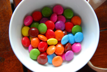 Kolorowe cukierki z czekoladą