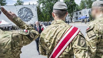 Komandosi GROM salutujący Antoniemu Macierewiczowi