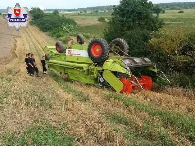 Kombajn przewrócony na polu
