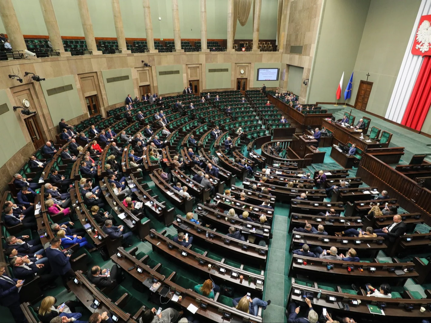 Sejm 21 grudnia, częściowo puste ławy PiS