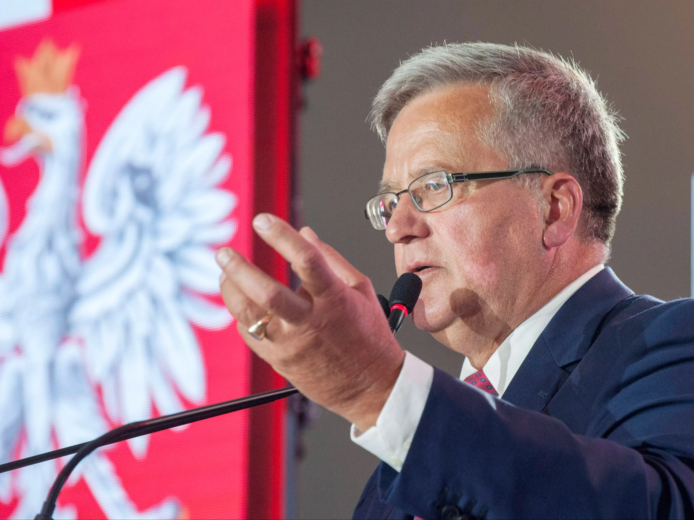 Komorowski o straszeniu Polaków Trumpem: PiS ma jakąś postawę kundla