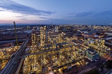Kompleks produkcyjny BASF o powierzchni 10 km kw. w Ludwigshafen jest największym na świecie zintegrowanym kompleksem chemicznym. Do 2050 r. będzie on zeroemisyjny.