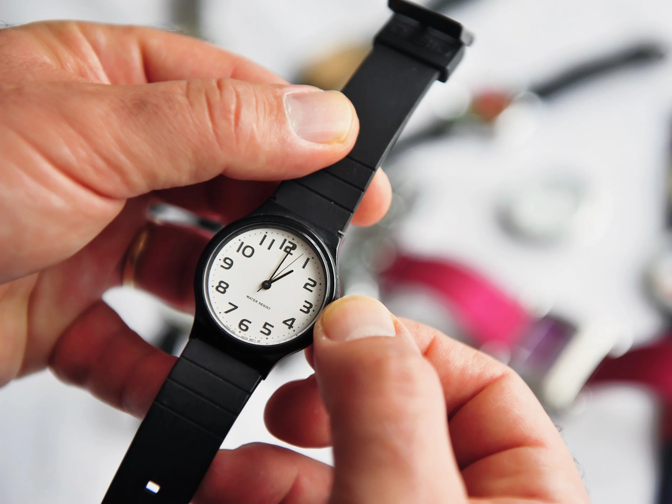 Przestawianie zegarka w związku ze zmianą czasu, zdjęcie ilustracyjne