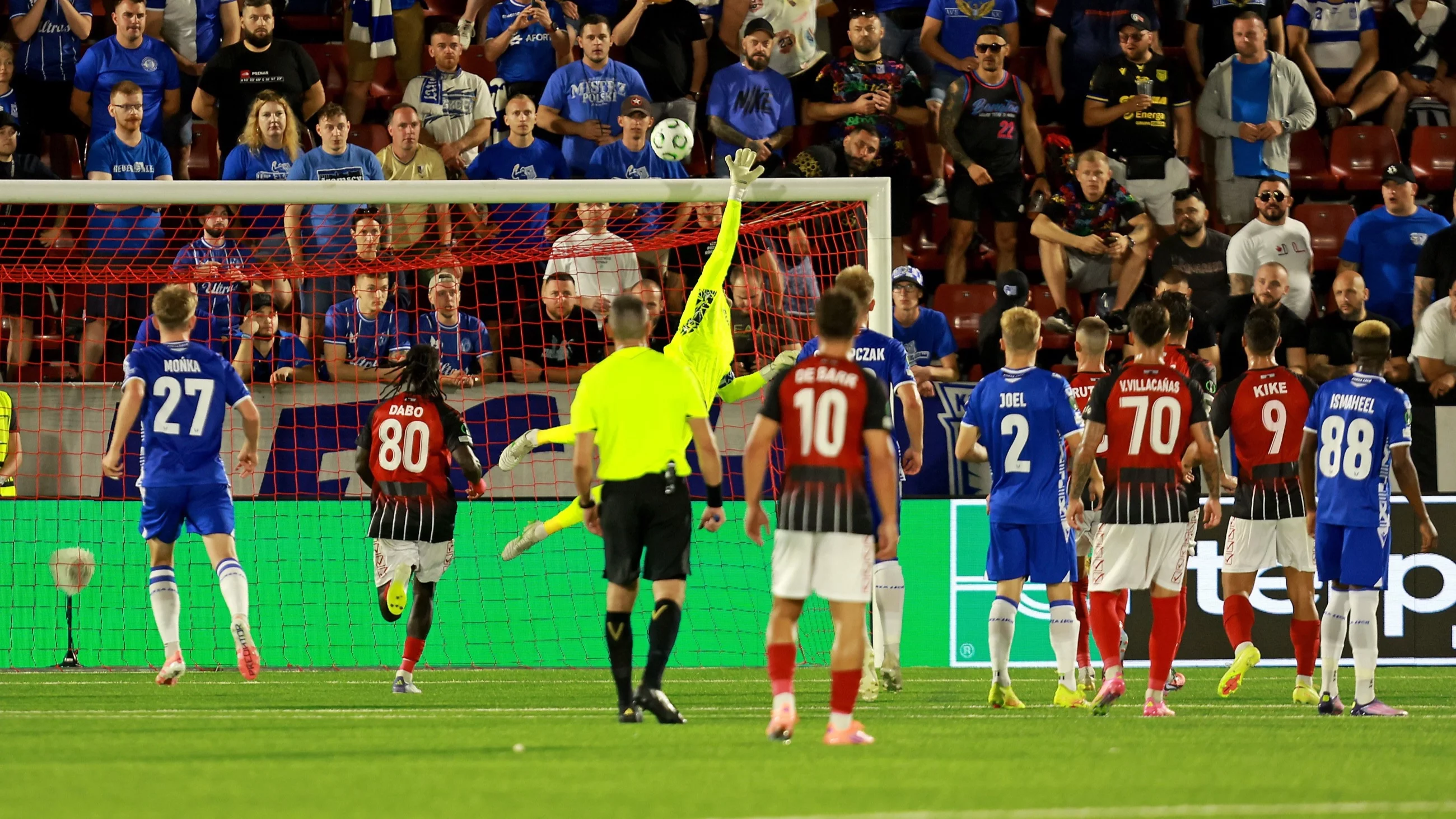 Lech Poznań z kompromitacją. Mistrzowie Polski przegrali z Lincoln Red Imps – Liga Konferencji Europy UEFA – Sport Wprost