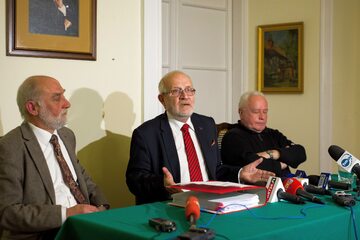 Konferencja prasowa pełnomocników Lecha Wałęsy, od lewej: Krzysztof Bachmański, prof. Jan Widacki, Andrzej Batera