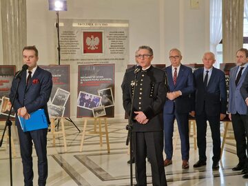 Konferencja prasowa PiS ws. najnowszego spotu. Pierwszy od lewej Rafał Bochenek