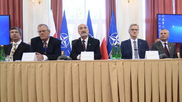 Konferencja prasowa podkomisji smoleńskiej w 2016 r.