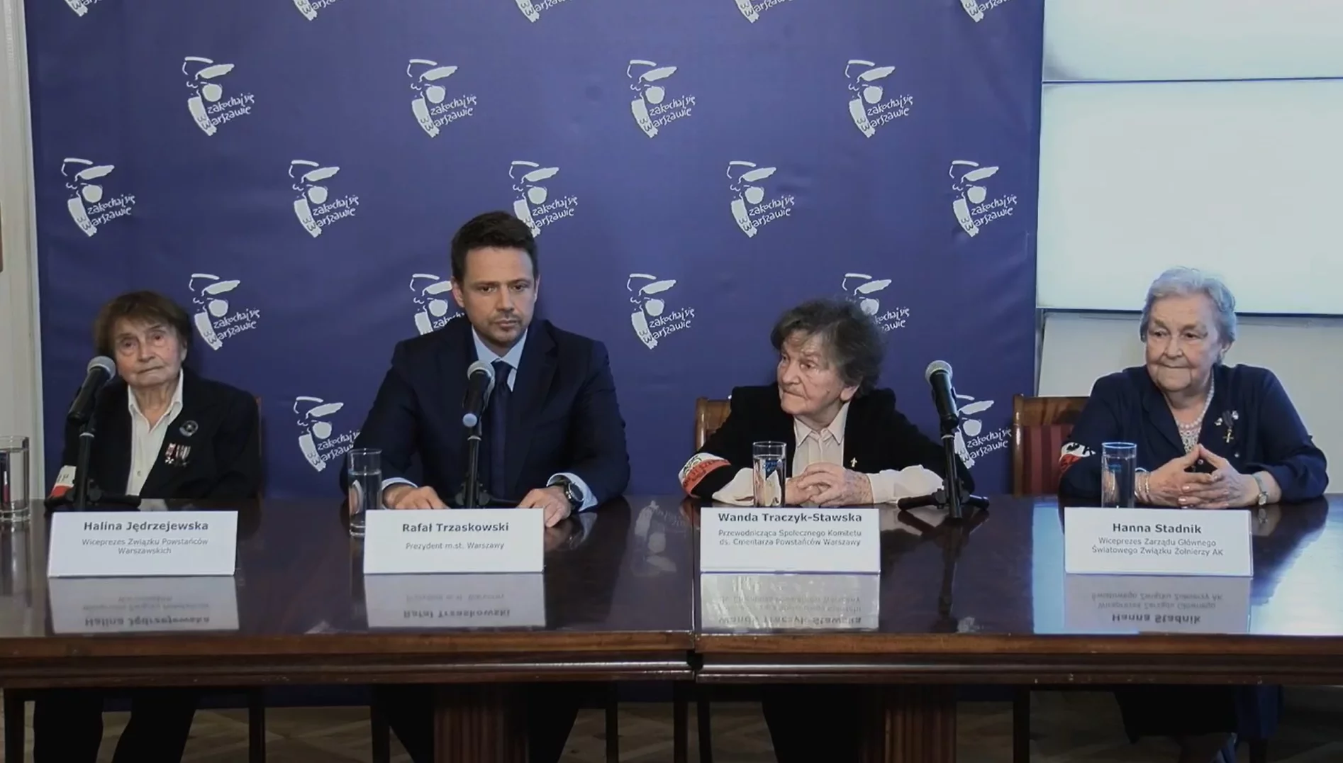 Rafał Trzaskowski z uczestniczkami Powstania Warszawskiego