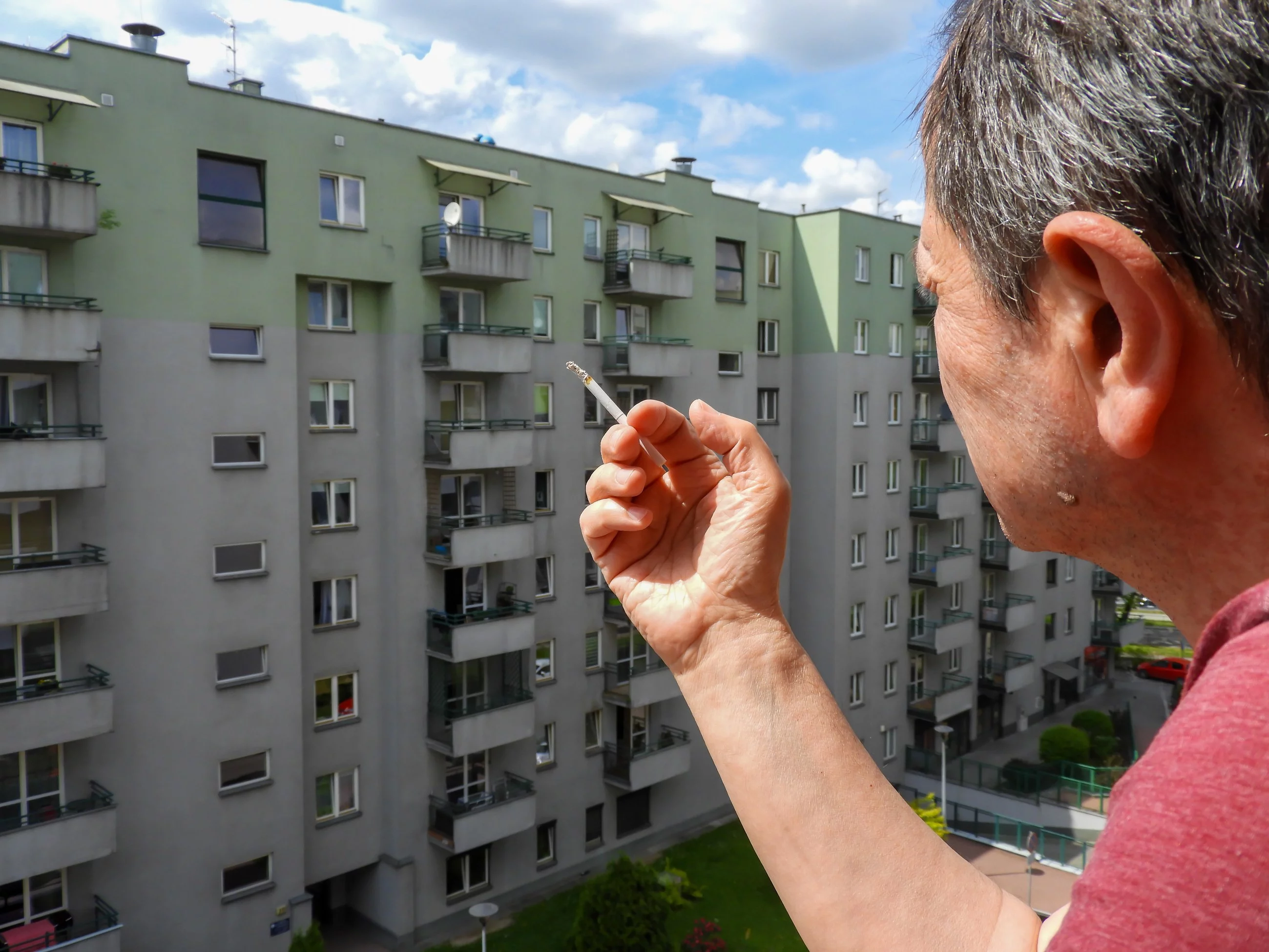 Palenie papierosów na balkonie