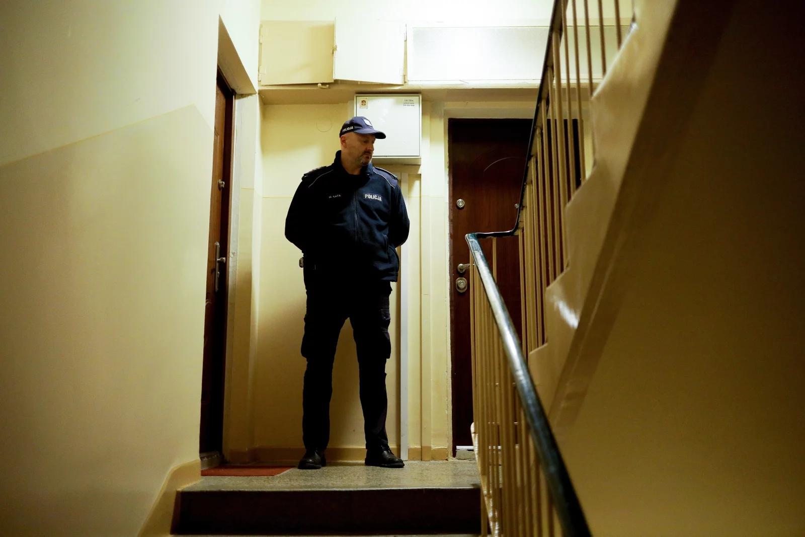 Policjant na miejscu zdarzenia, 5 bm. Policja otrzymała powiadomienie o odnalezieniu zwłok 26-letniej kobiety w jej mieszkaniu w Oświęcimiu