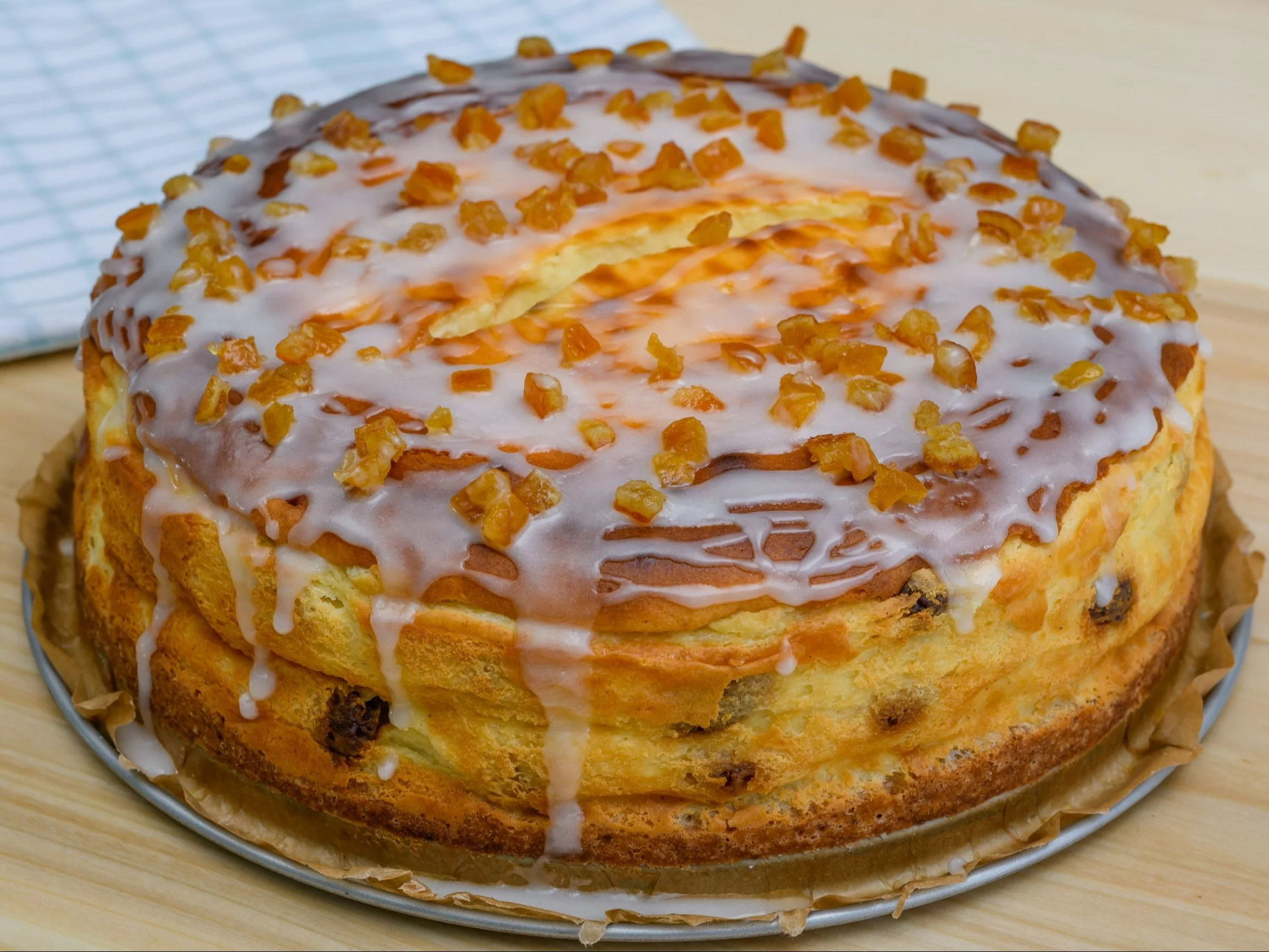 Sernik z rodzynkami i lukrem