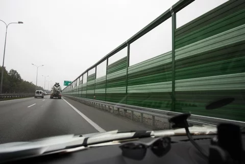 Zamiast stawiać ekrany wykonawcy dróg będą sadzić drzewa? (fot. MICHAL FLUDRA / newspix.pl)