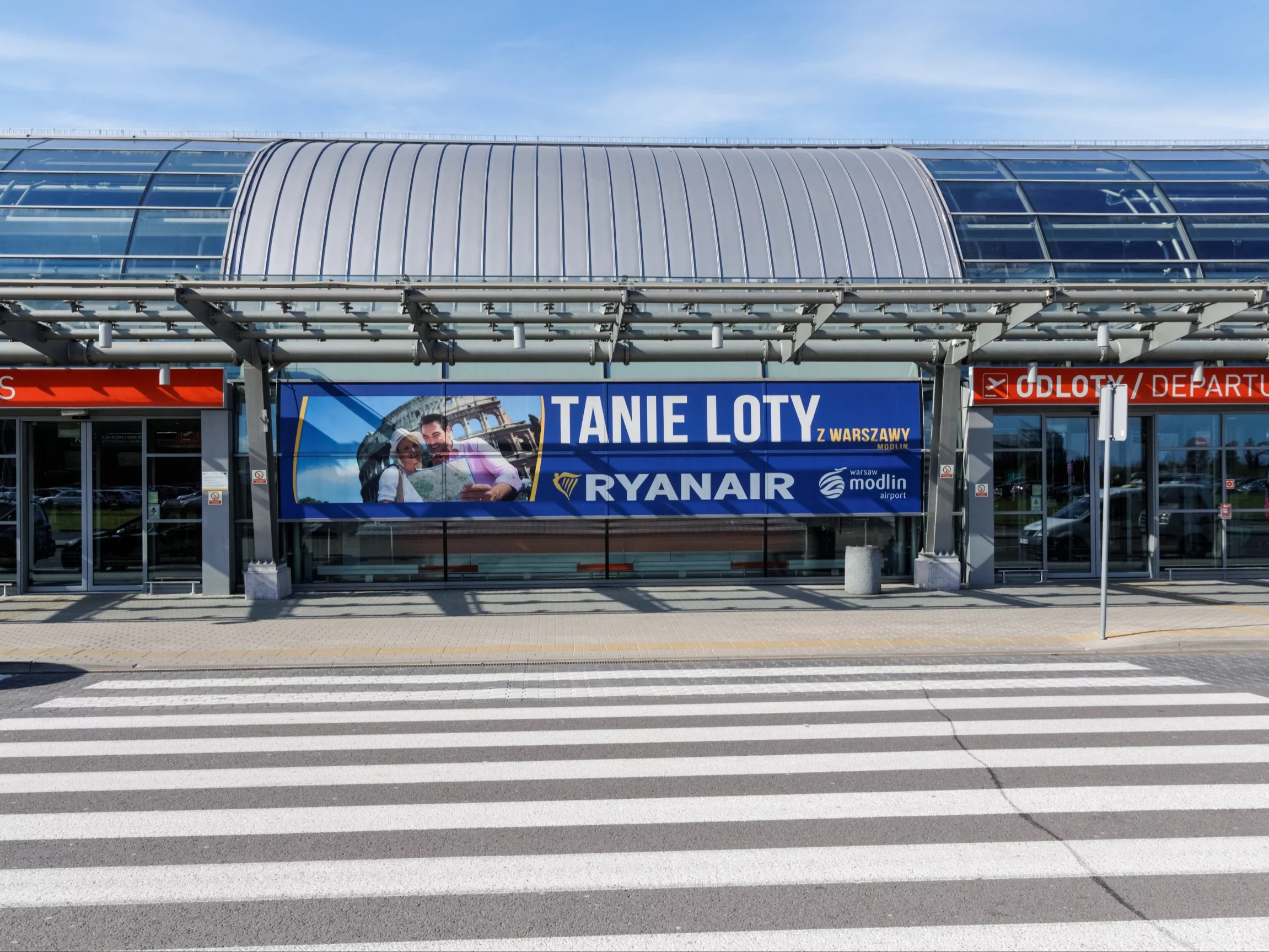 Reklama linii Ryanair na lotnisku w Modlinie, zdjęcie ilustracyjne