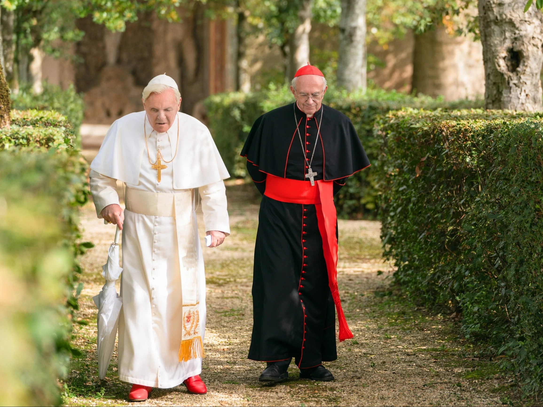 Anthony Hopkins i Jonathan Pryce w filmie „Dwóch papieży”
