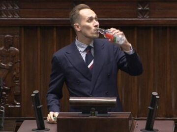 Konrad Berkowicz z butelką wódki w Sejmie
