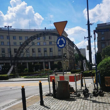 Konstrukcja na placu Zbawiciela w Warszawie