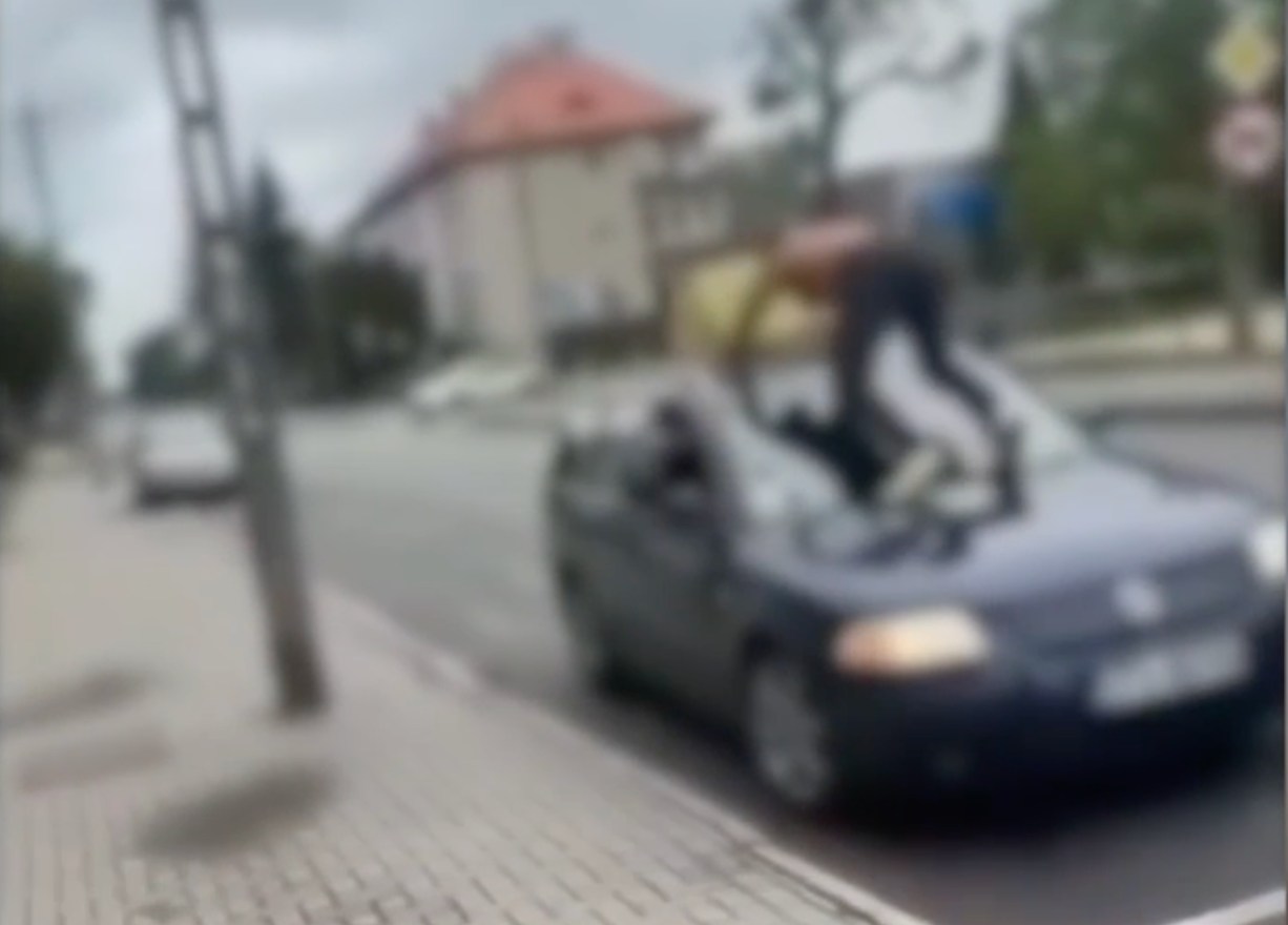 Półnagi radny Patola i Socjal tańczył na dachu auta . To miała być polityczna agitacja