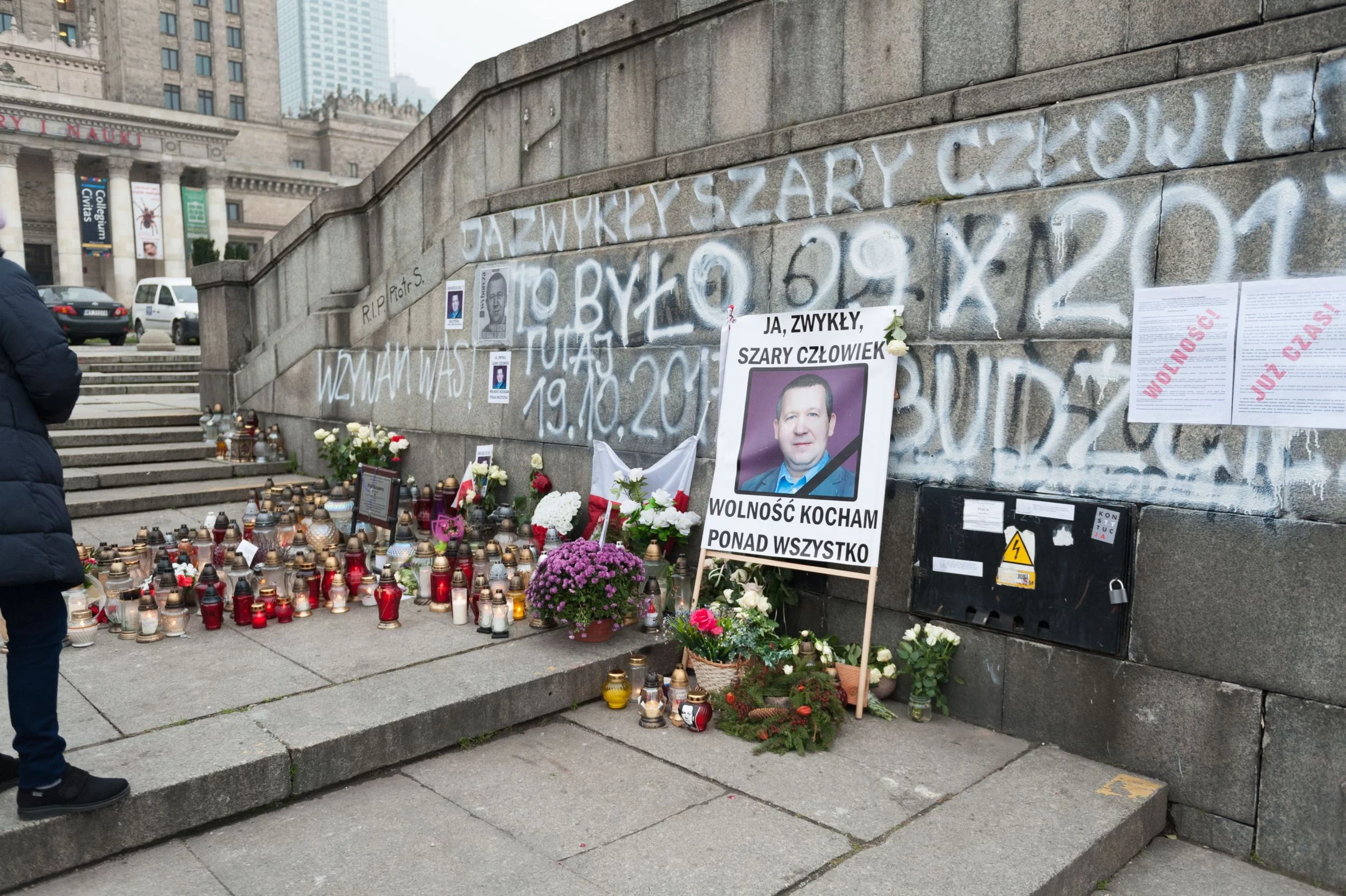 Kwiaty i znicze składane w hołdzie Piotrowi Szczęsnemu