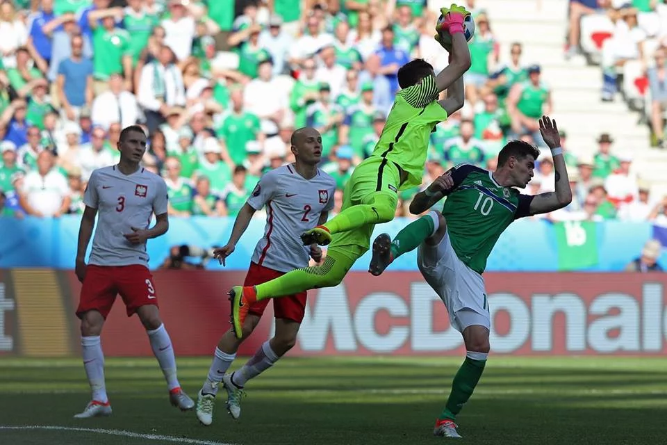 Wojtek Szczęsny przechwytuje górną piłkę