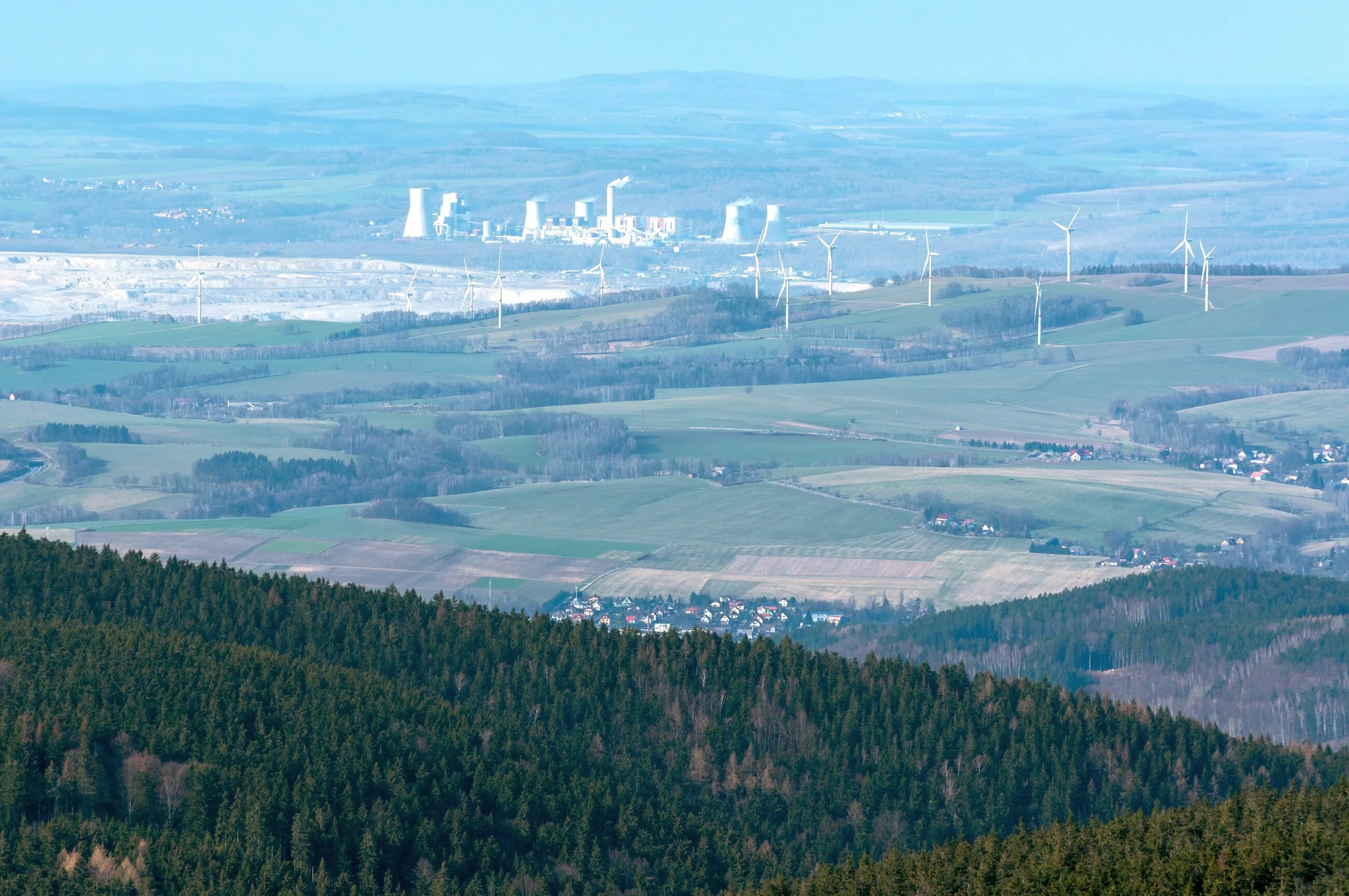 Widok na kopalnię i elektrownię Turów