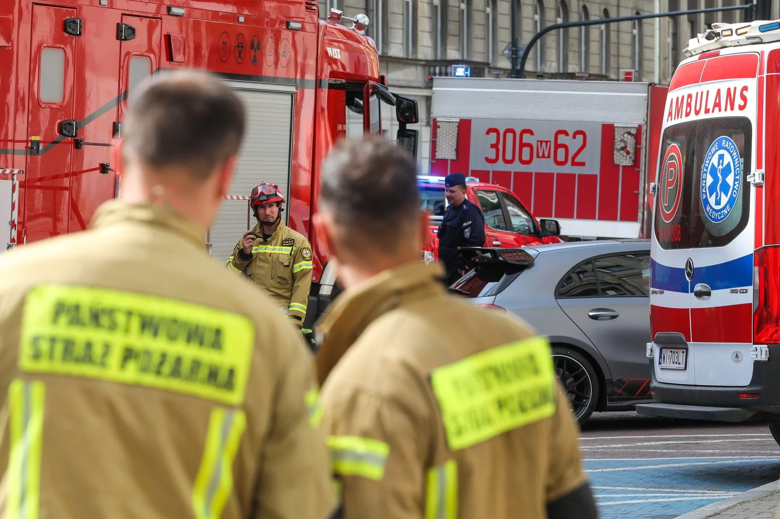 Straż, ratownicy i policja przed budynkiem Prokuratury Rejonowej przy ulicy Kruczej w Warszawie