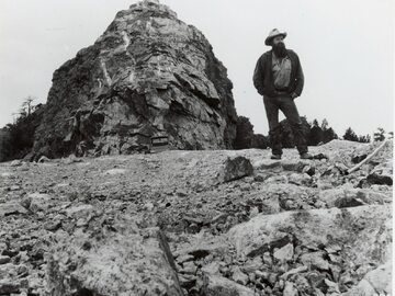 Korczak Ziółkowski około 1955 roku na tle góry, która ma stać się rzeźbą