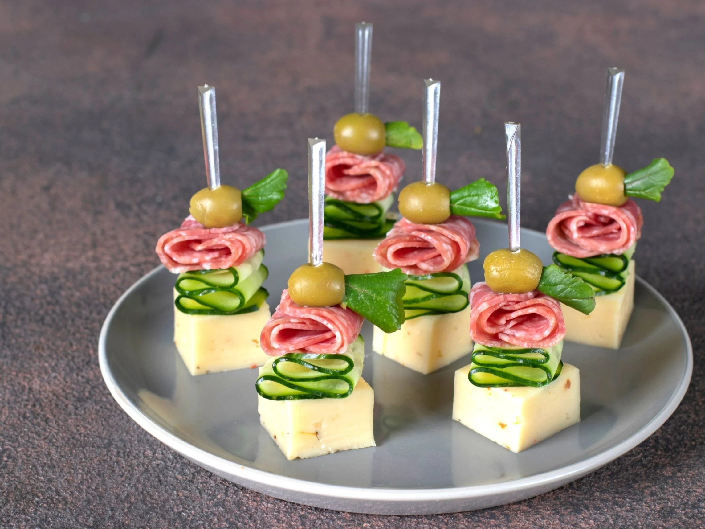 Koreczki z salami i serem