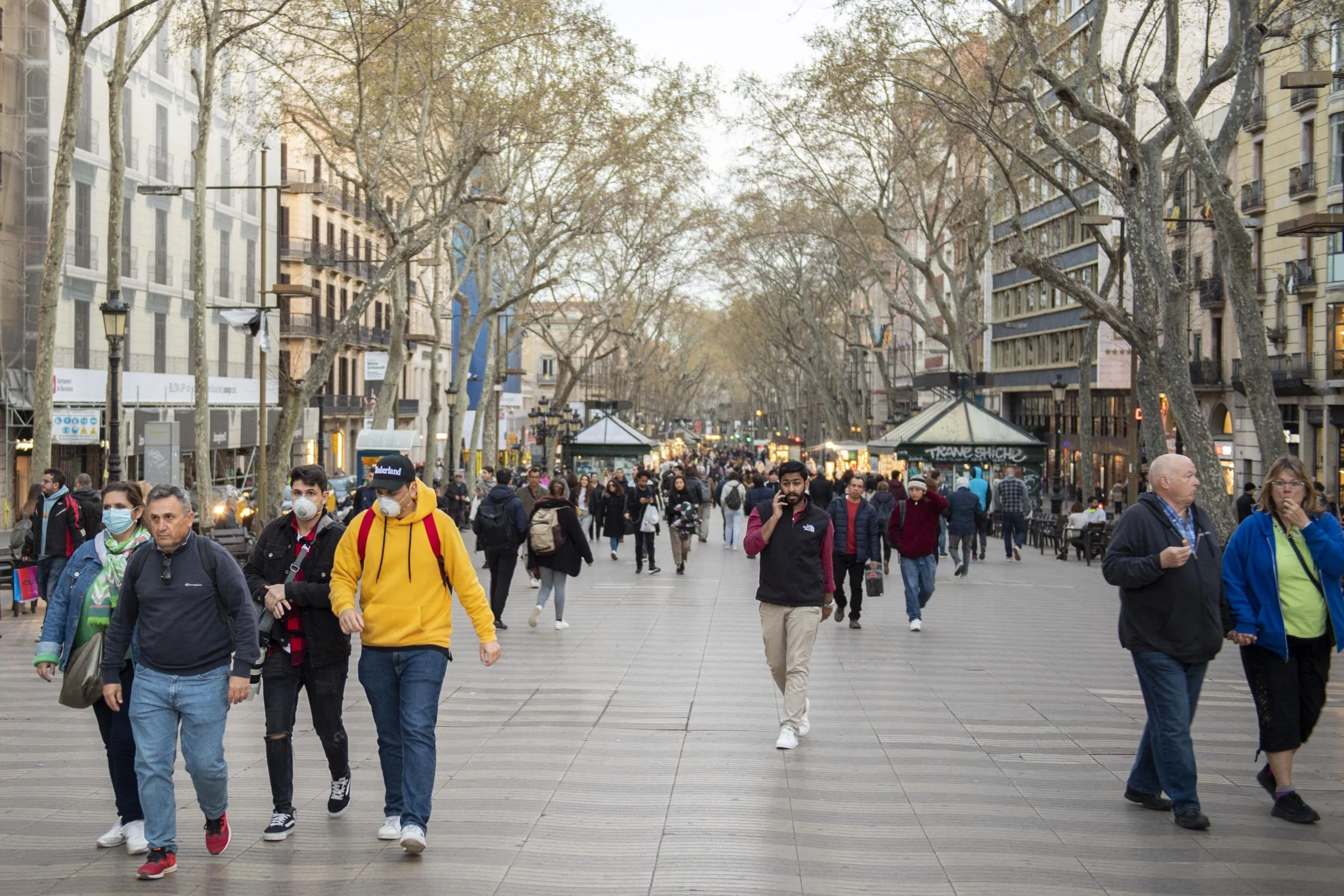 Przechodnie na La Rambla w Barcelonie