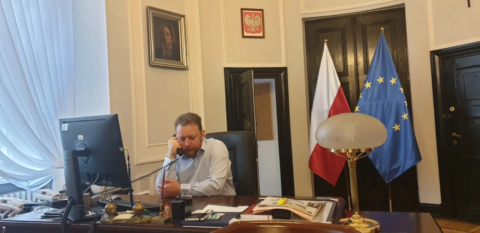 Łukasz Szumowski w swoim gabinecie