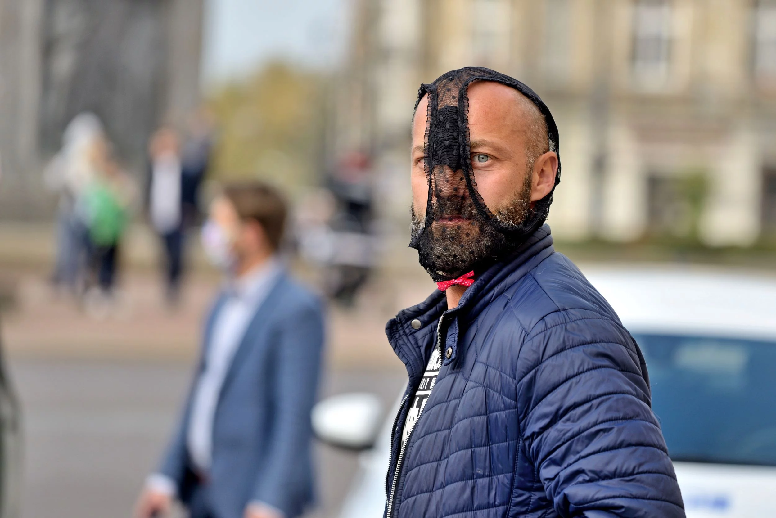 Łódź. Uczestnik „Marszu o wolność” protestujący przeciwko restrykcjom związanym z epidemią koronawirusa (październik 2020 r.)