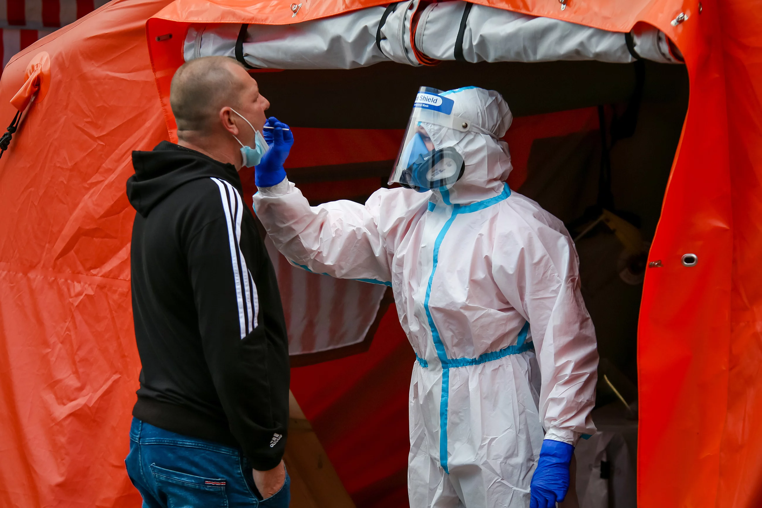 Testy na koronawirusa przed KWK Pniówek w Pawłowicach