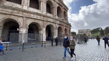 Koronawirus. Turyści w maseczkach w Rzymie