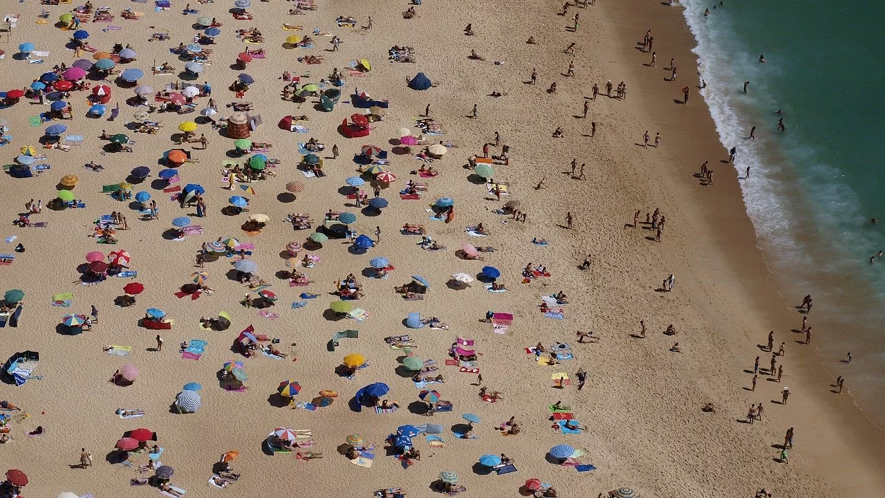 Tłum na plaży, zdjęcie ilustracyjne